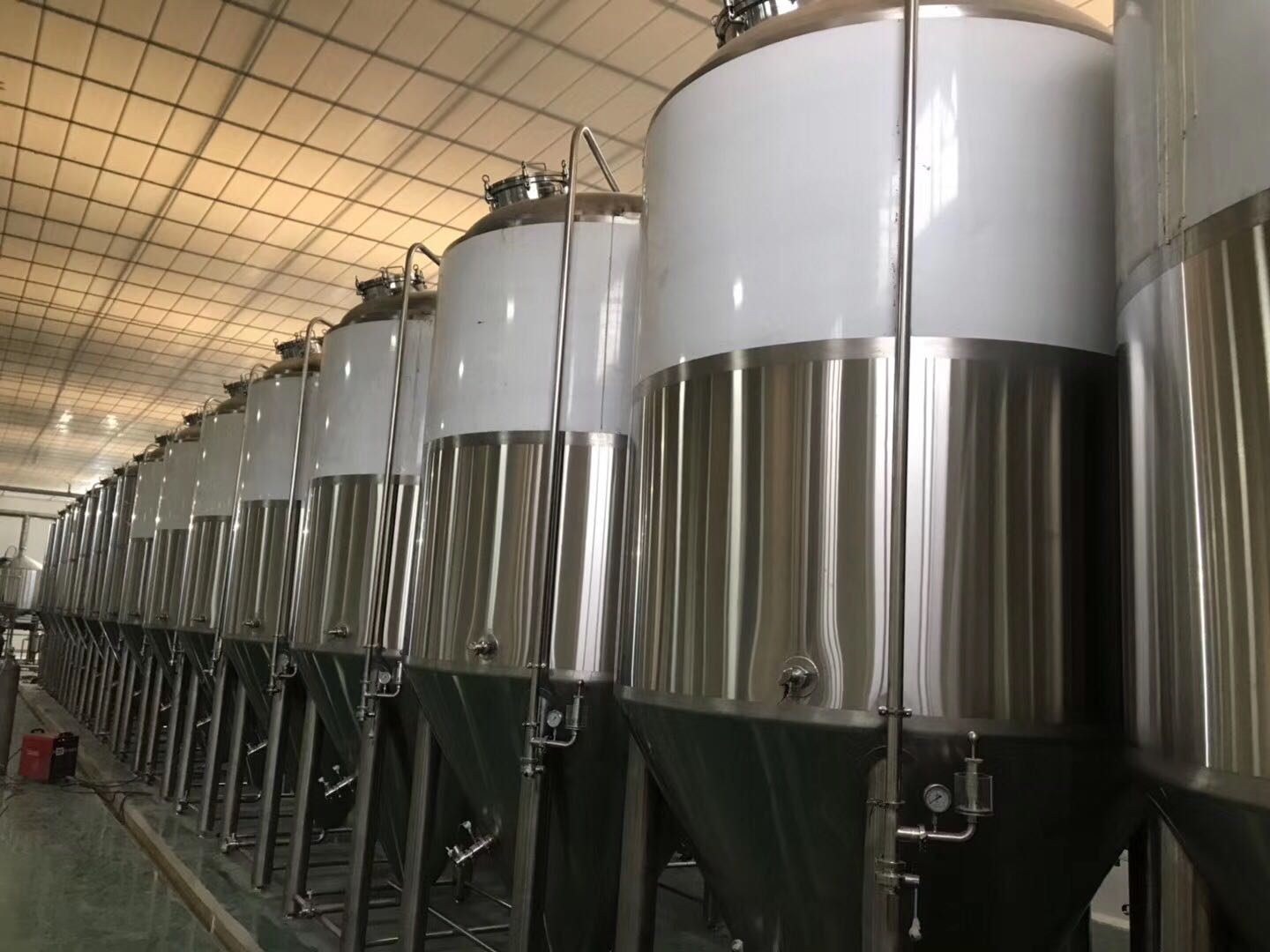 大型啤酒設備發(fā)酵罐 大型啤酒設備發(fā)酵罐